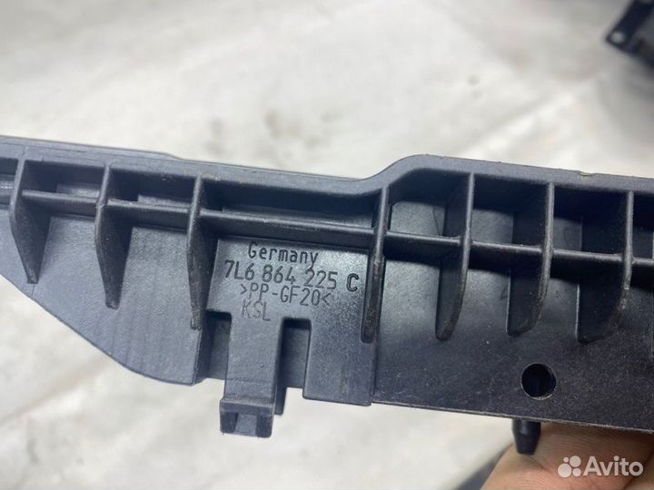 Кронштейн обшивки багажника Volkswagen Touareg 1