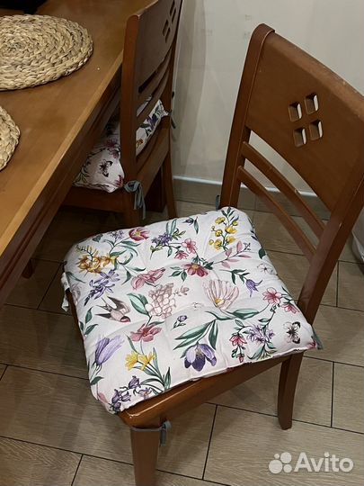 Стулья и стол деревянные