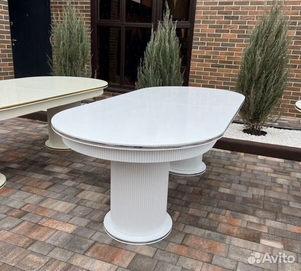 Стол и стулья