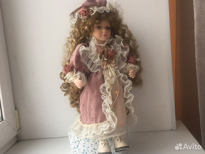 Кукла фарфоровая на подставке