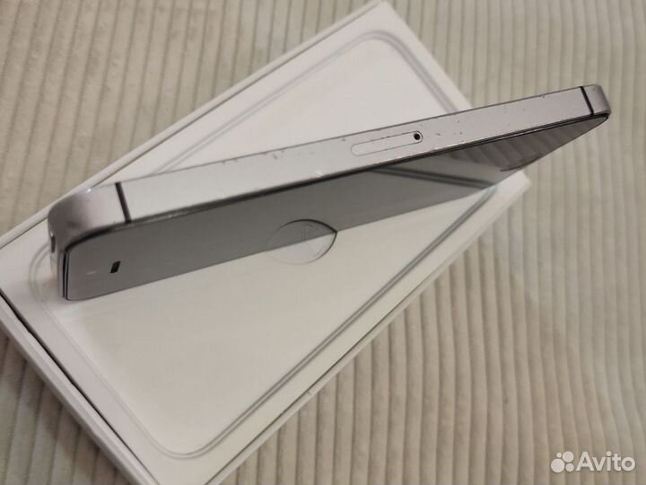 iPhone SE, 32 ГБ