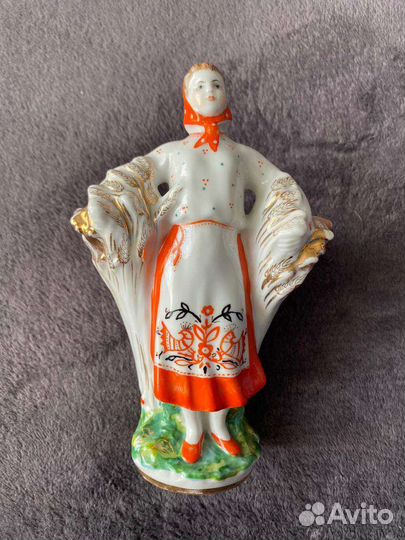 Статуэтка фарфор,Колхозница со снопами