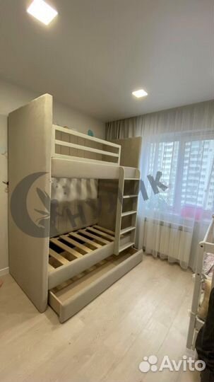 Двухъярусная кровать с мягкими спинками