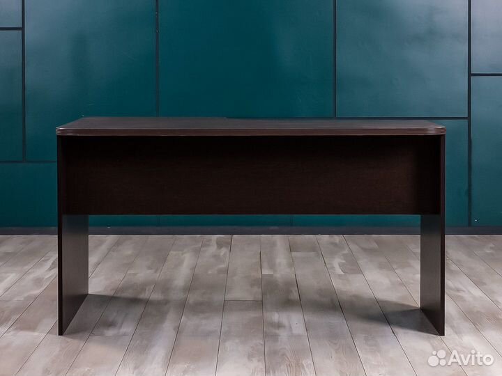 Угловой стол для персонала