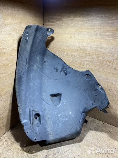 Подкрылок передний правый Mercedes W211 1704368