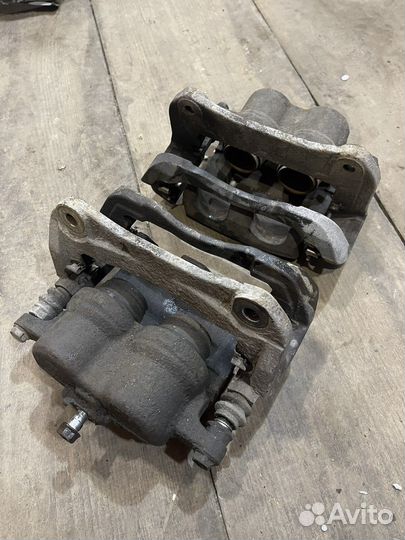 Суппорт тормозной передний Lexus RX 350 3