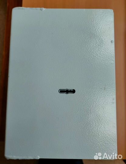 Настенный ящик с замком