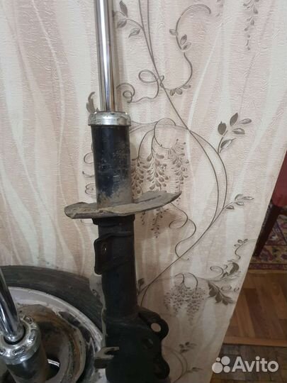 Передние стойки на ниссан Тиида