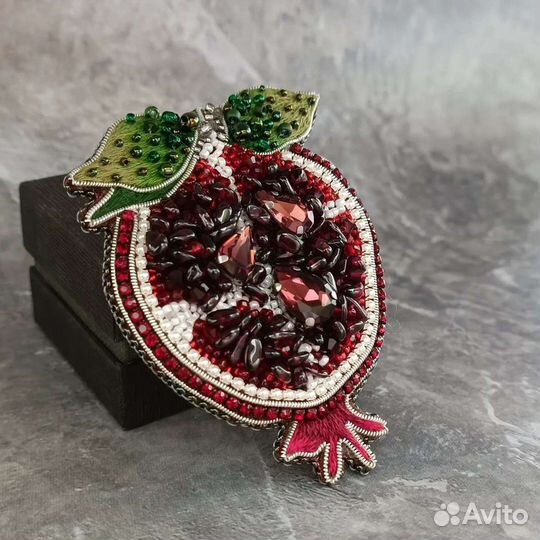 Брошь ручной работы гранат
