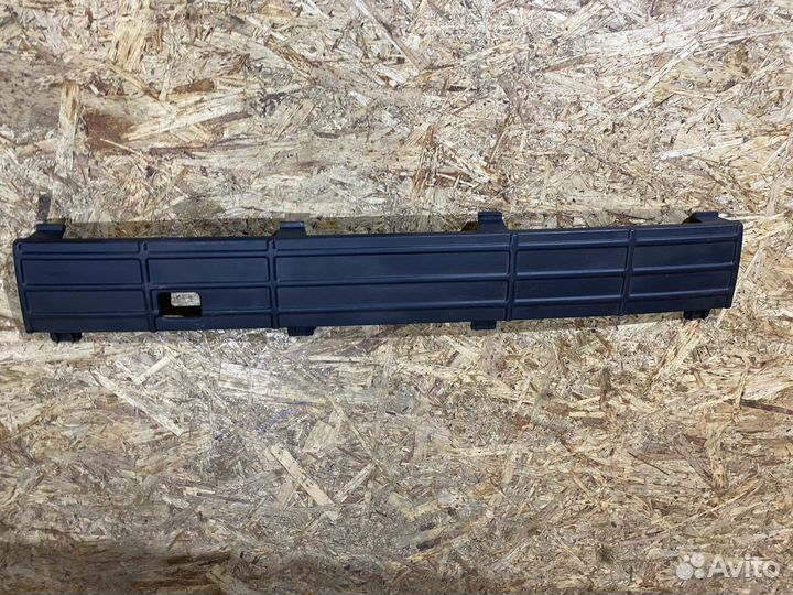 Накдладка центральной решетки бампера VW Polo