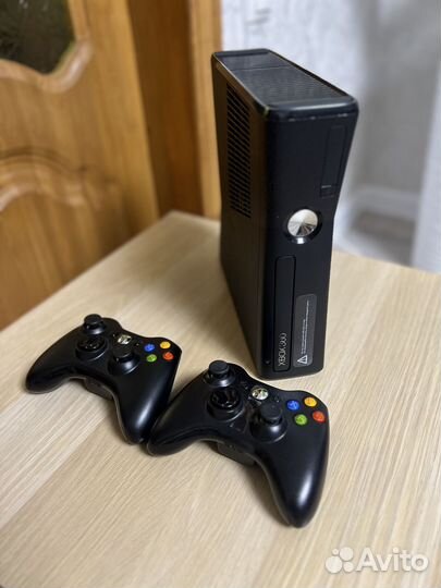 Xbox 360 S Console + 2 геймпада