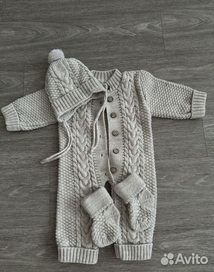 Вязаный комбинезон для новорожденного