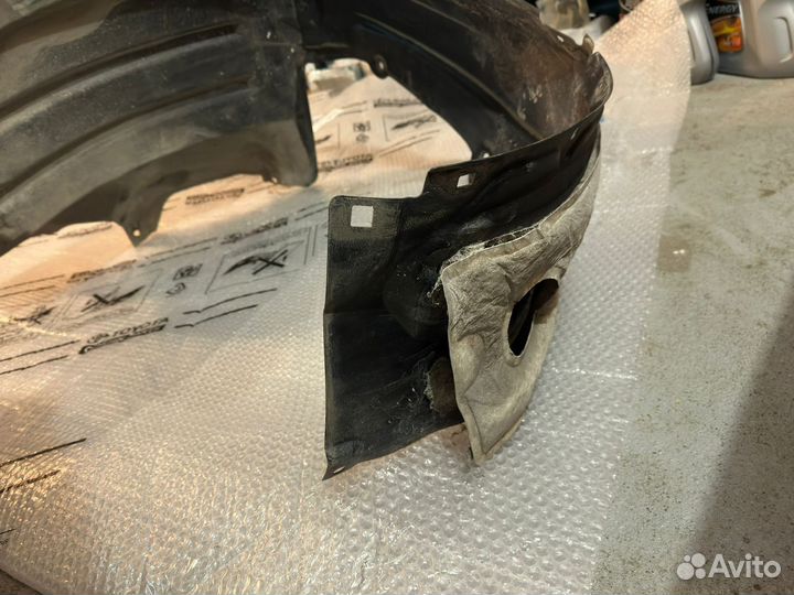 Подкрылок передний левый Land Cruiser 200