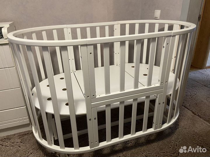 Детская кроватка с маятником белая