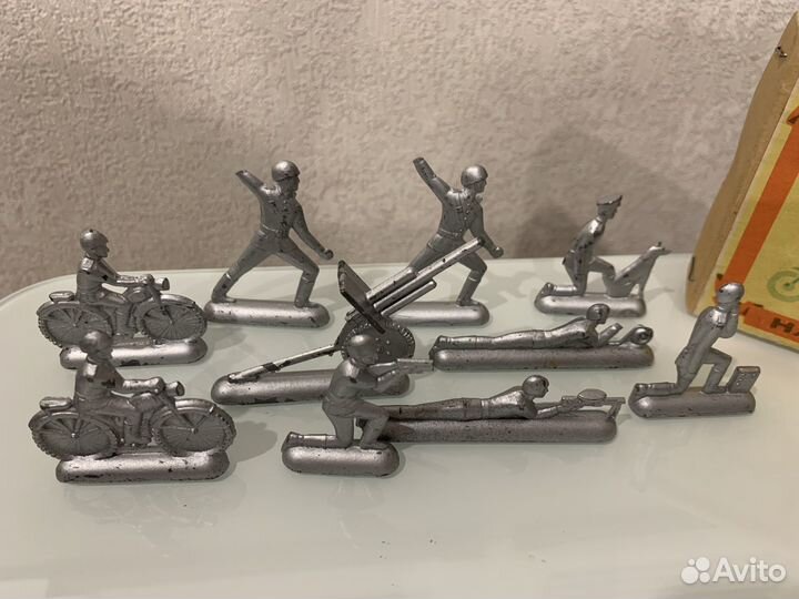 Воен. техника, солдаты немец. и совет. армии. гдр