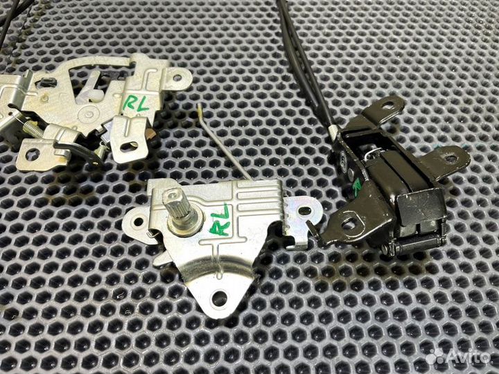 Замок двери лев. зад. Toyota FJ cruiser