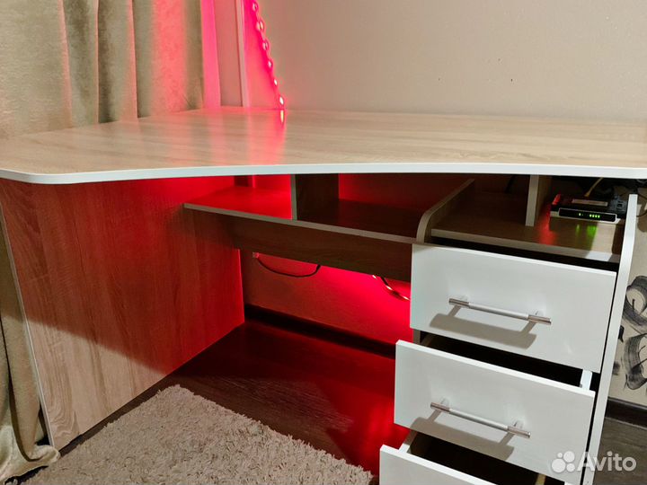 Угловой письменный стол с полками