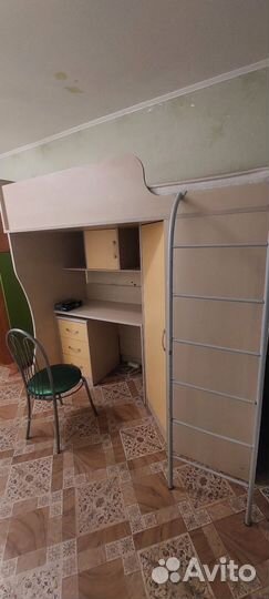 Детская кровать чердак со столом и шкафом