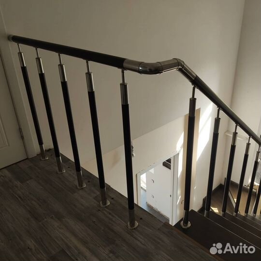 Перила с деревом 51 поручень со вставкой бук