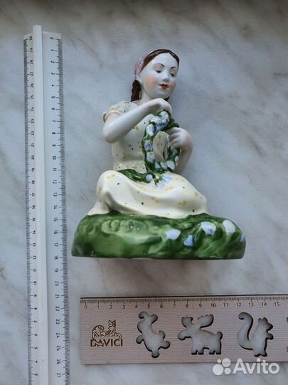 Фарфоровая статуэтка СССР Девушка с венком