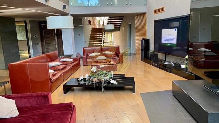 Дом 1126 м² на участке 20 сот.