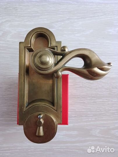 Старинная бронзовая дверная ручка с накладкой