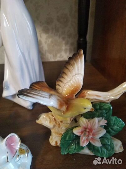 Фарфоровые статуэтки девочки, и слоники