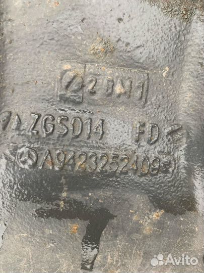 Кронштейн реактивной тяги левый Mercedes Benz