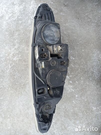 Передние фары Peugeot 308, 2010 год, с дефектом