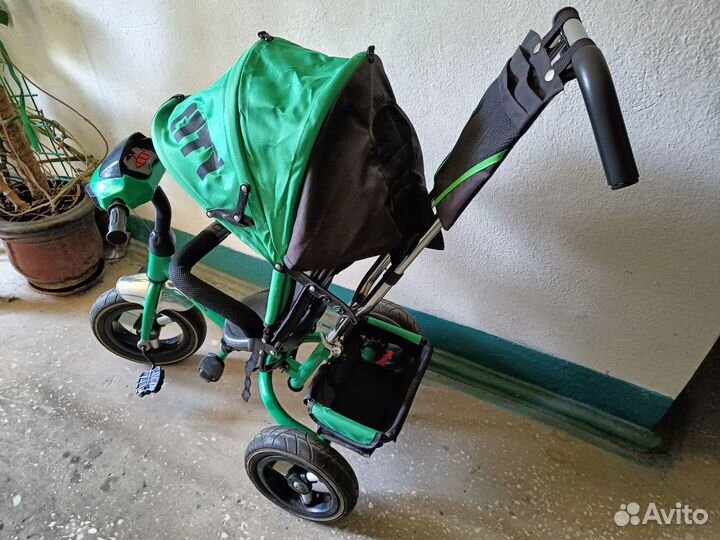 Детский трехколесный велосипед с ручкой