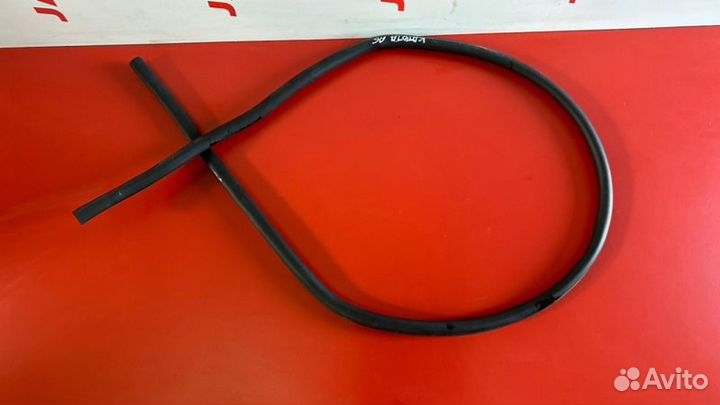 Резинка капота внутреняя Audi A6 C6 AUK 3.2 2008