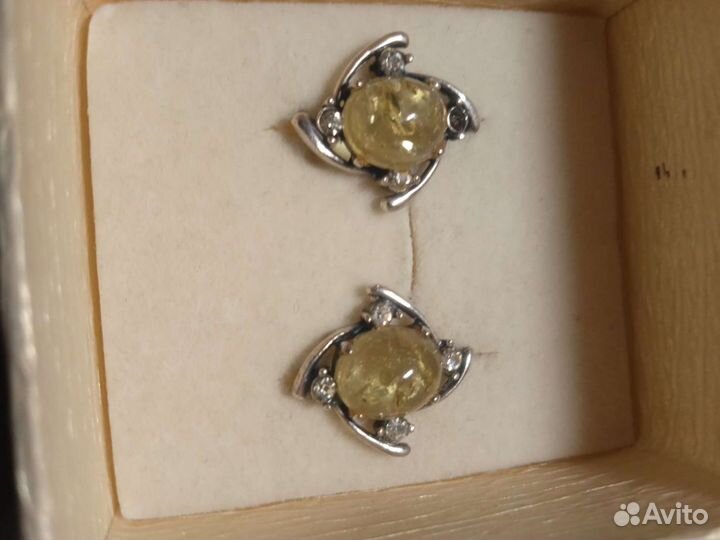 Комплект с зелёным янтарем