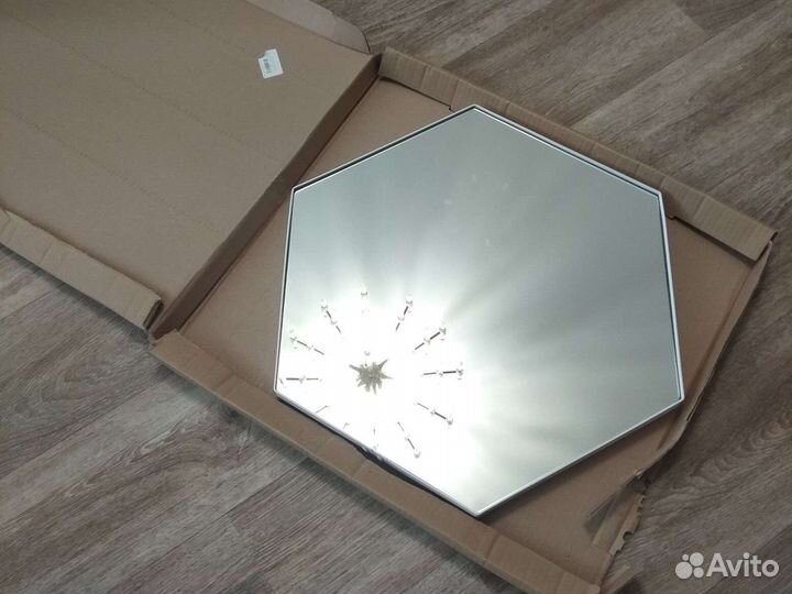 Зеркало в железной рамке