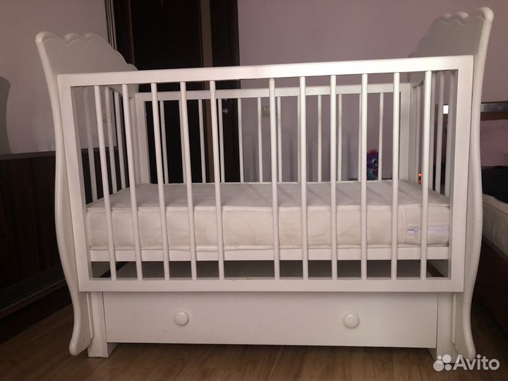 Детская кроватка с маятником