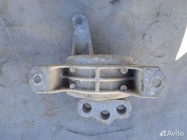 Опора двигателя правая Opel Astra H Opel Zafira B