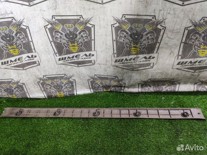 Накладка замка багажника задняя Toyota Hilux Surf