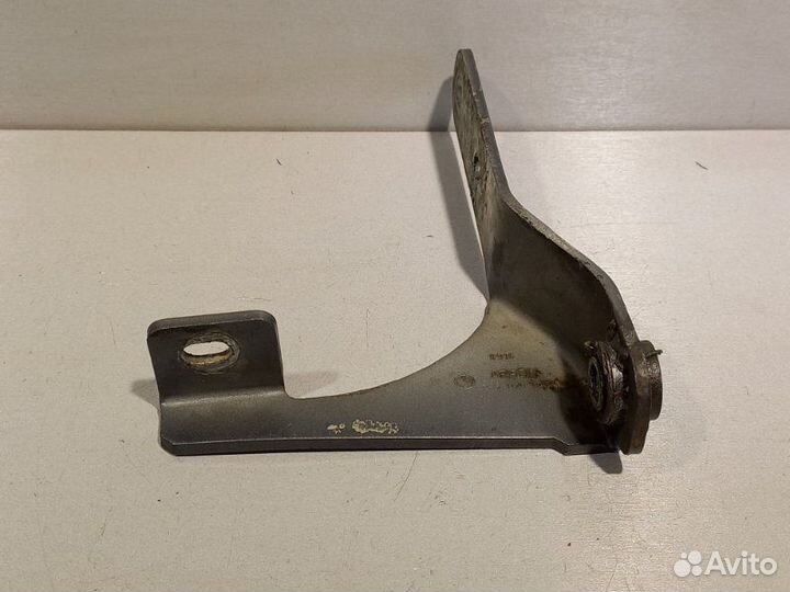 Петля багажника правая Volkswagen Amarok CDC 2010