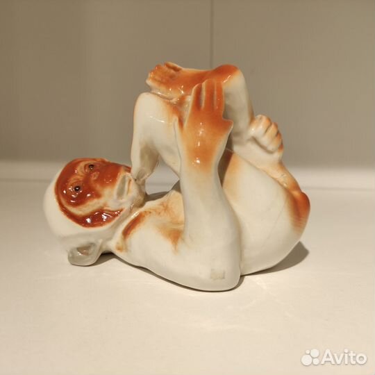 Фарфоровая статуэтка «Игривая обезьяна», лфз, 1960