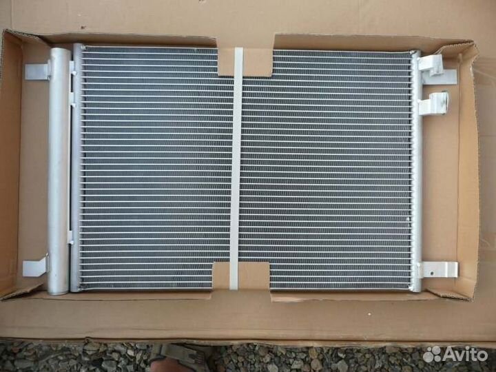 Радиатор кондиционера передний Volkswagen Tiguan