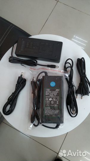 Зарядные устройства для электросамокатов разные