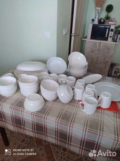 Фарфоровая посуда белая из 42 предметов