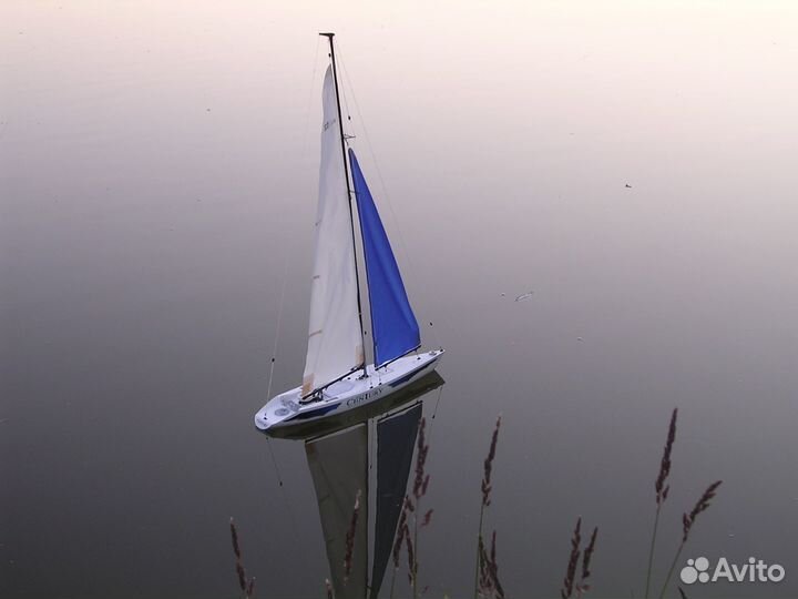 Радиоуправляемая яхта Century 750, сломана мачта