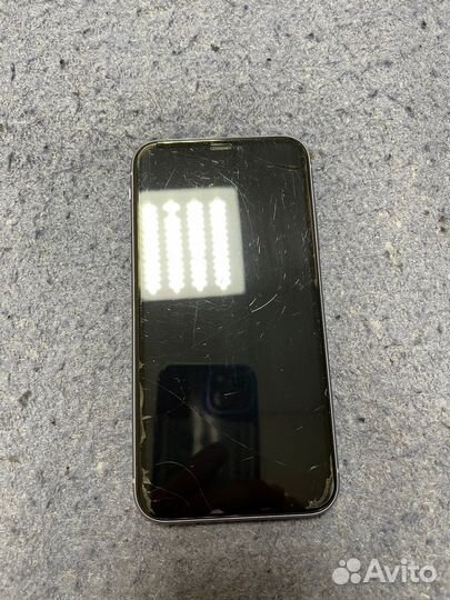 Телефон iPhone 11