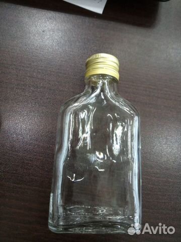 Бутылка стеклянная емкостью 100 грм в форме фляги объявление продам