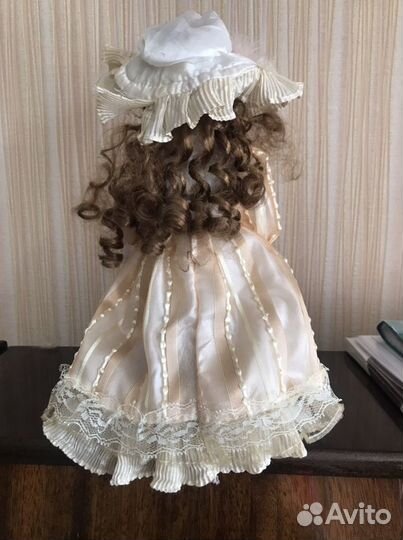 Фарфоровая кукла