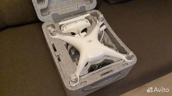 Квадрокоптер DJI Phantom 4