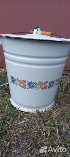 Эмалированное ведро с крышкой