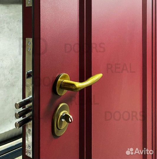 Красная стальная уличная дверь в загородный дом