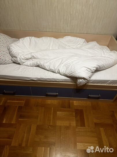 Кровать односпальная и шкаф