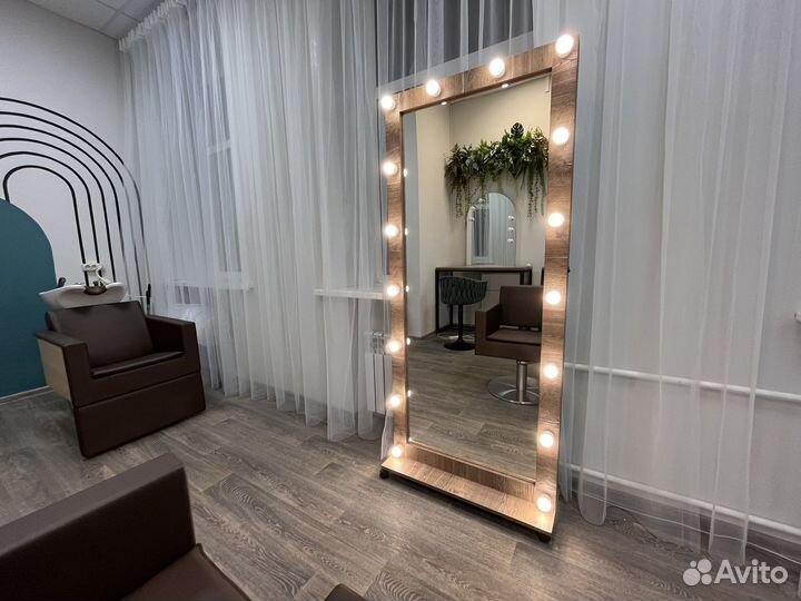 Гримерное зеркало с лампочками